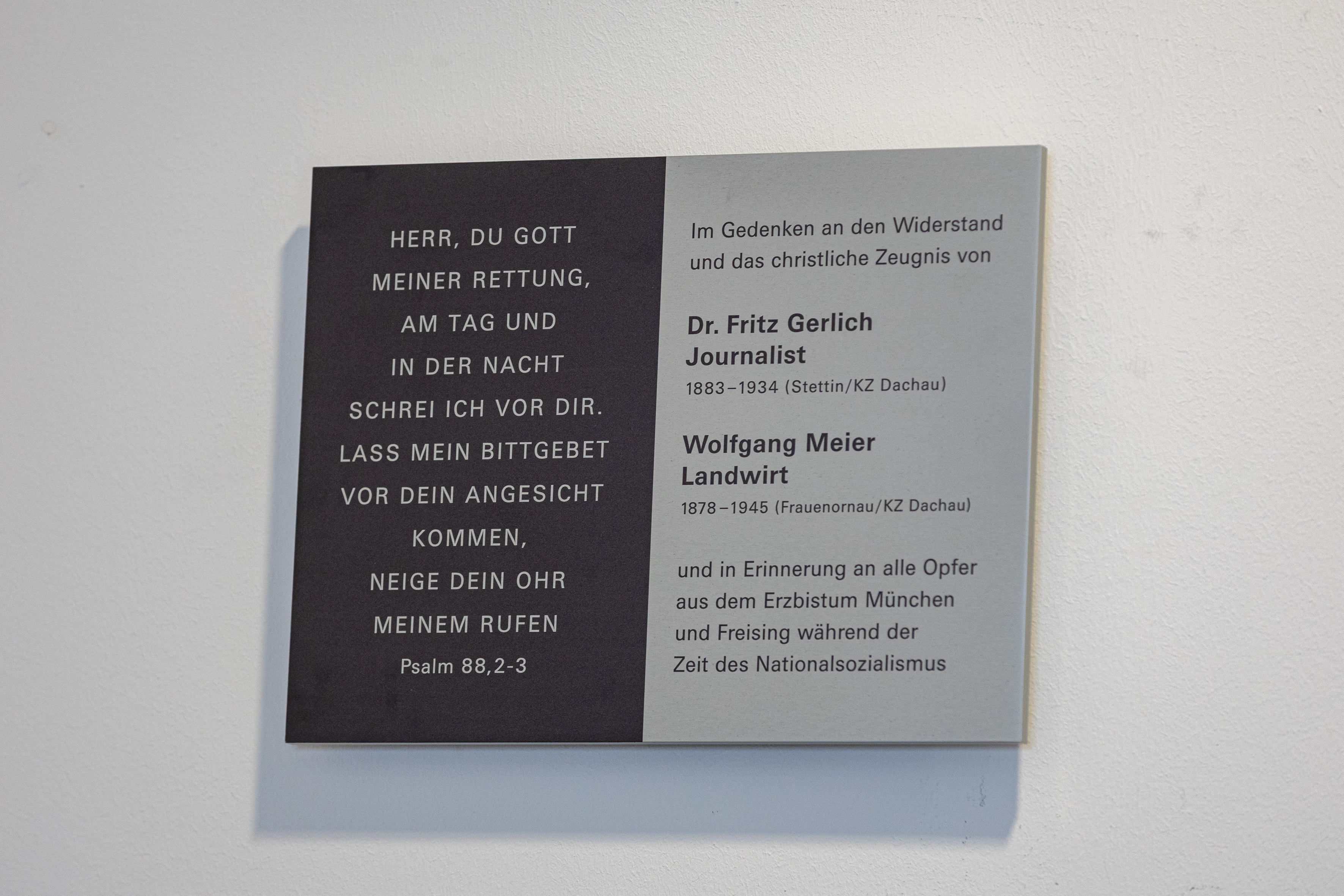 Gedenktafel für Fritz Gerlich und Wolfgang Meier in der KZ-Gedenkstätte Dachau enthüllt und gesegnet