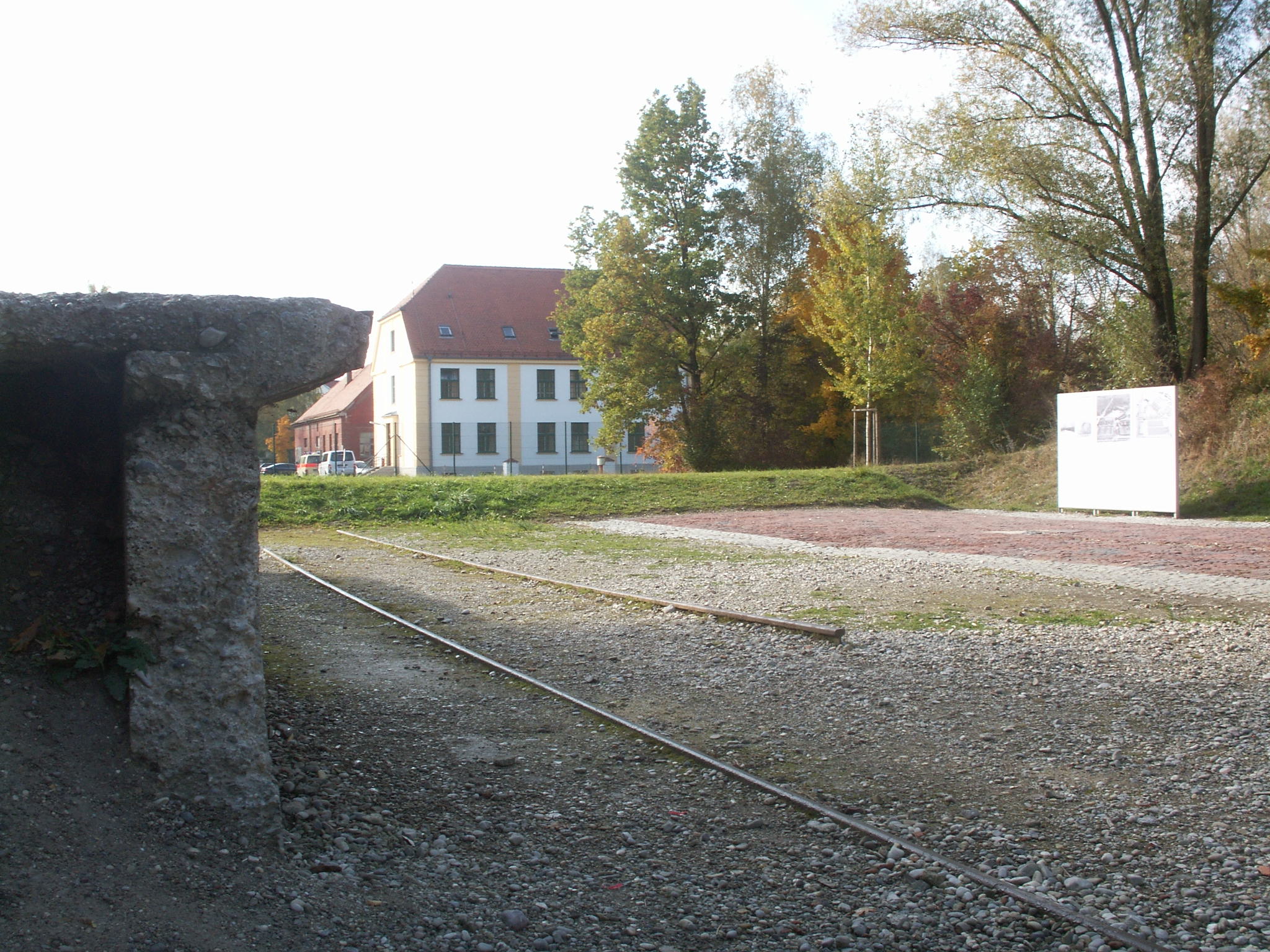 Blick auf das Kommandatur-Gebäude des Konzentrationslagers Dachau, in dem Fritz Michael Gerlich erschossen wurde.