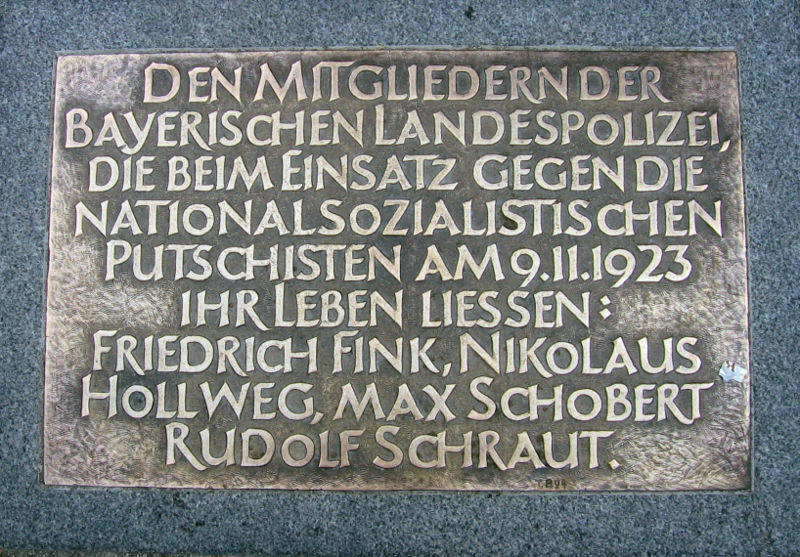 Bodenplatte zum Gedenken an die beim Hitlerputsch getöteten Polizisten